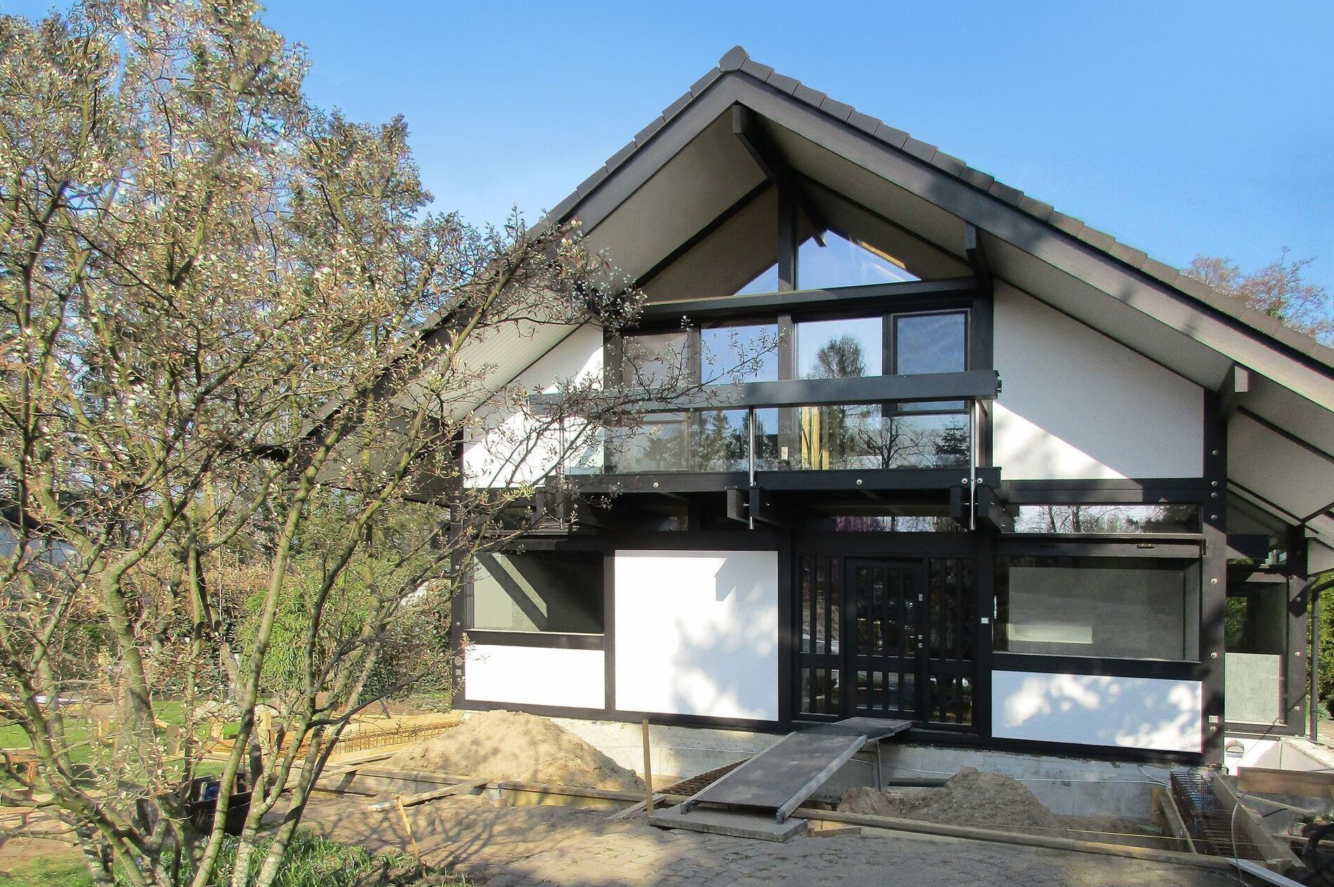 Modernes HUF Haus mit neuem Giebel, Anbau und Garagenanlage