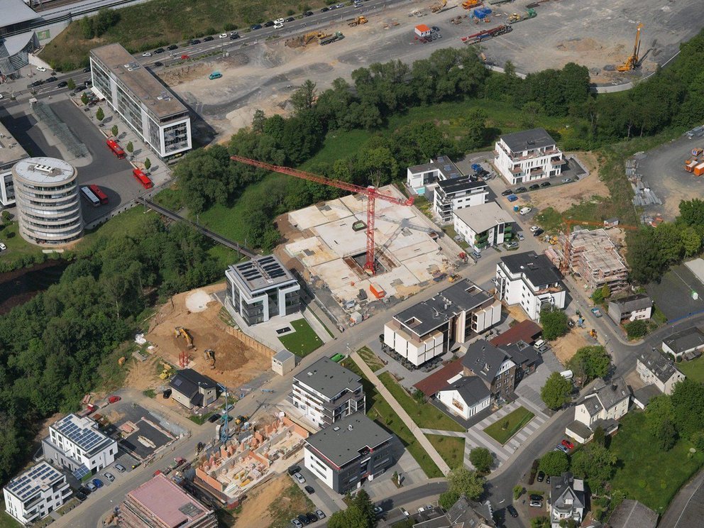 Luftaufnahme von Bauprojekten und Wohngebieten Blick auf Baustellen und angrenzende Wohnhäuser aus der Luft