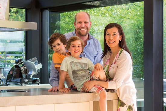 Familienhaus: Stilvolles Architektenhaus mit gemütlicher Atmosphäre Familie in einem modernen und gemütlichen Küchenbereich der Architektur
