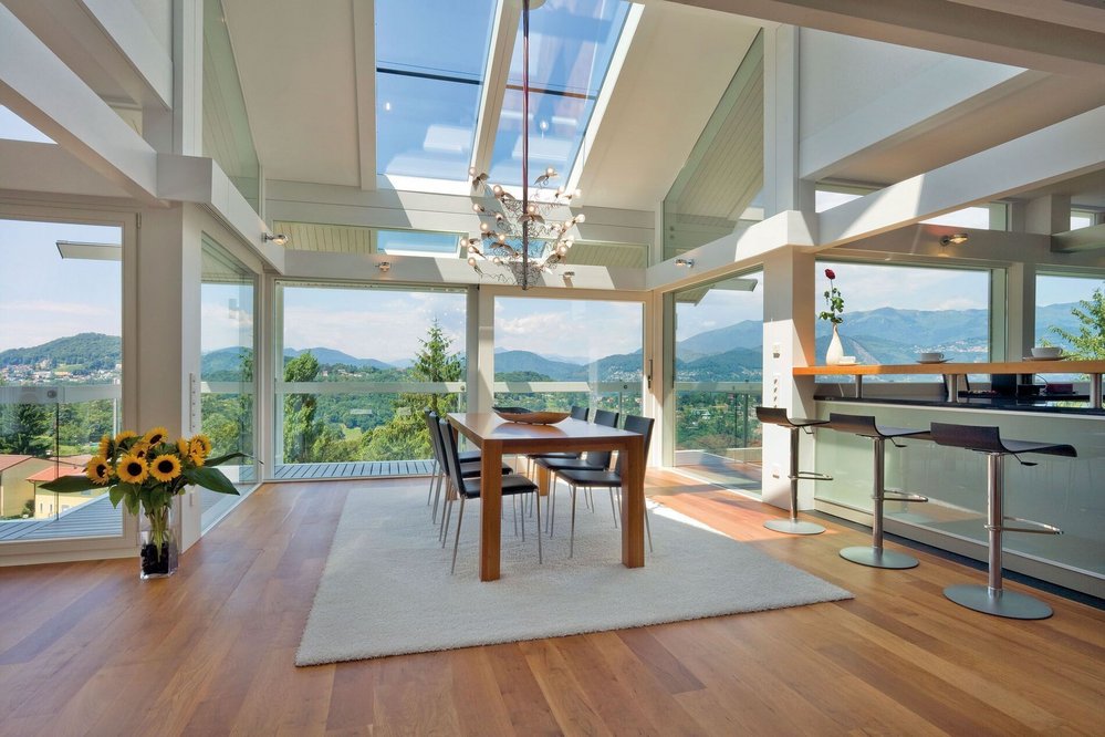 Modernes Architektenhaus mit Ausblick HUF HAUS ART 3 im Innenbereich mit Essbereich und Blick auf die Berge