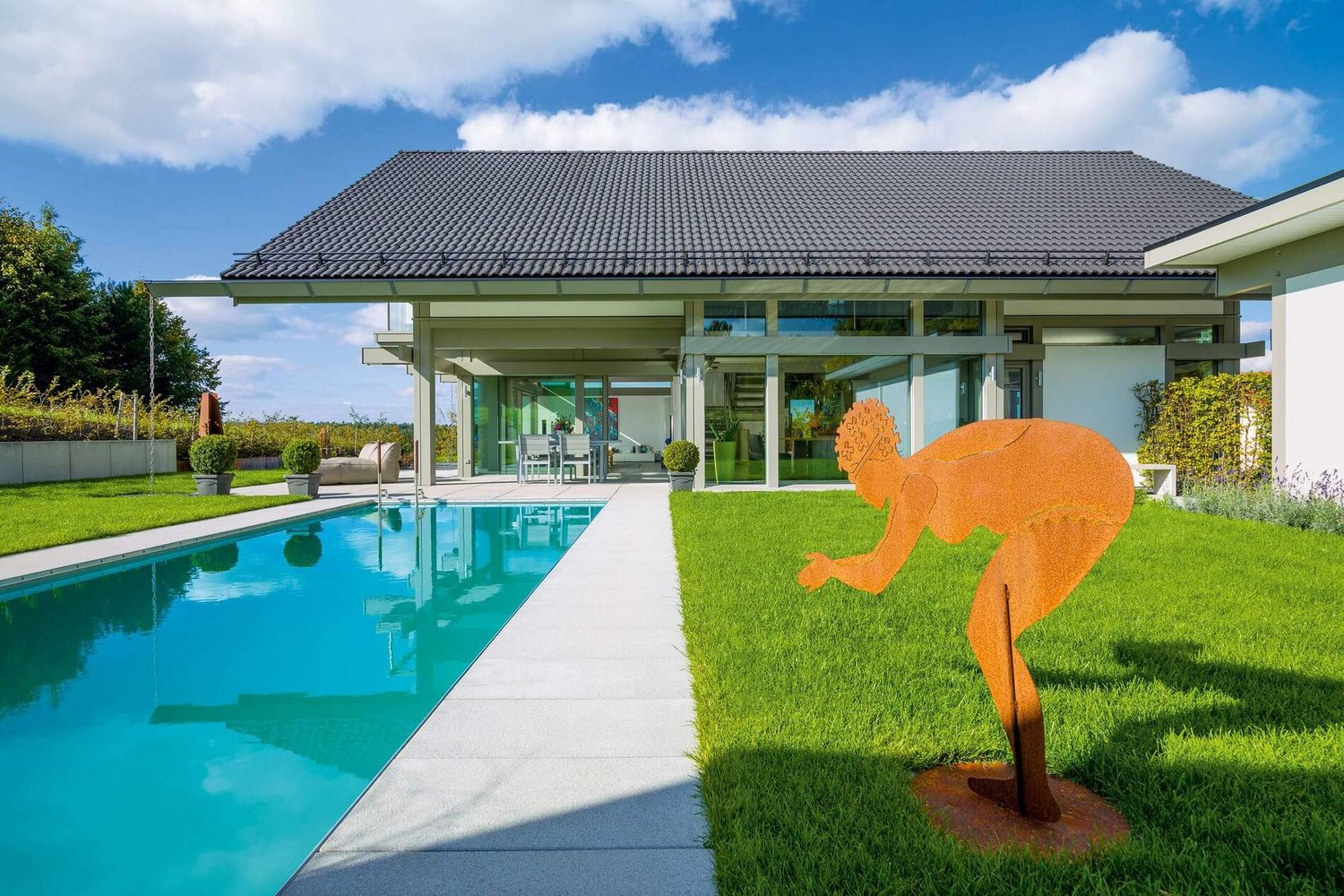 Modernes HUF Haus mit Pool und schöner Landschaft Fachwerkhaus mit großzügigem Wohnambiente und Gartenansicht