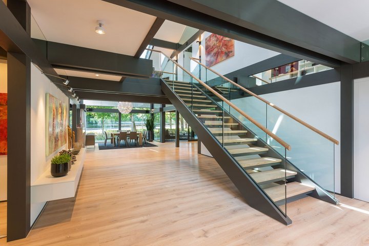 HUF show home London Brooklands 29 Lichtdurchfluteter Raum mit Holztreppe und modernen Kunstwerken