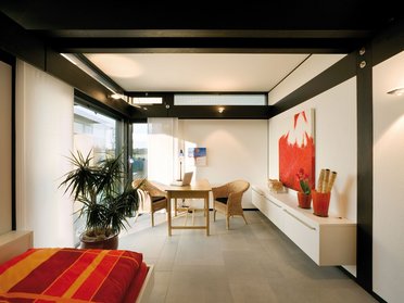 Helles und modernes Zimmer mit Tisch, Stühlen und Dekoration