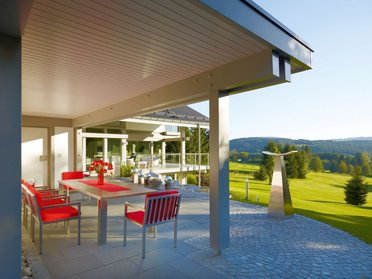 Exklusives Architektenhaus in der Natur mit stilvoller Terrasse und Garten