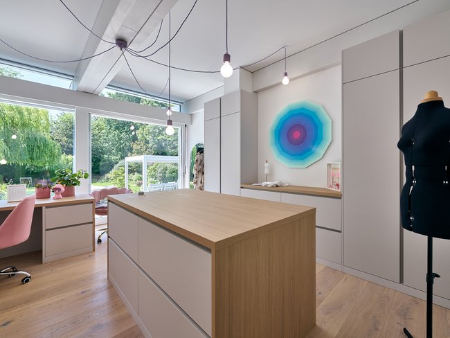 Moderne Villa mit Flachdach und stilvollem Innenraum Innenansicht einer eleganten Villa mit natürlichem Licht und kreativen Design-Elementen.