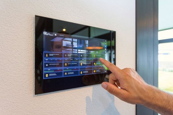 Moderne Steuerungstechnik in einem Familienhaus Hand bedient einem digitalen Steuerungspanel in einem stilvollen Architektenhaus
