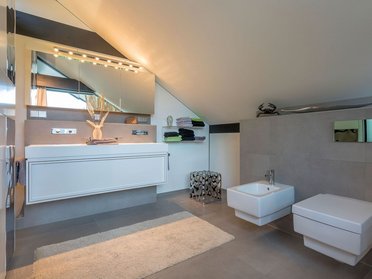 Helles Badezimmer mit modernen Sanitäranlagen und stilvoller Einrichtung