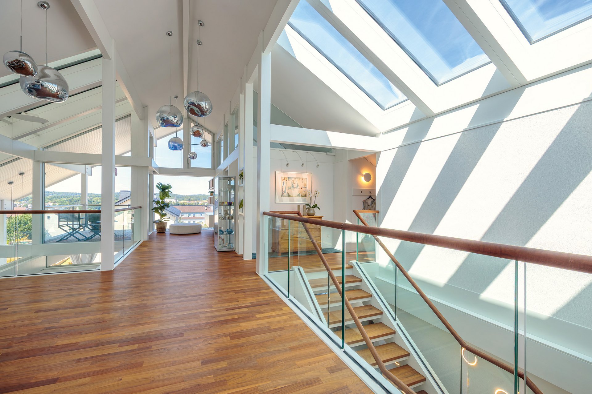 Hochwertiges Fachwerkhaus mit moderner Innenarchitektur Lichtdurchflutete Treppe und großzügiger Wohnbereich im Fachwerkhaus