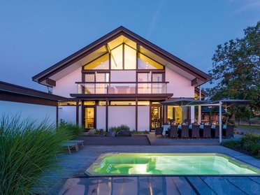 Elegantes Haus mit moderner Architektur und ansprechendem Design bei Abenddämmerung