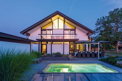 Elegantes Haus mit moderner Architektur und ansprechendem Design bei Abenddämmerung