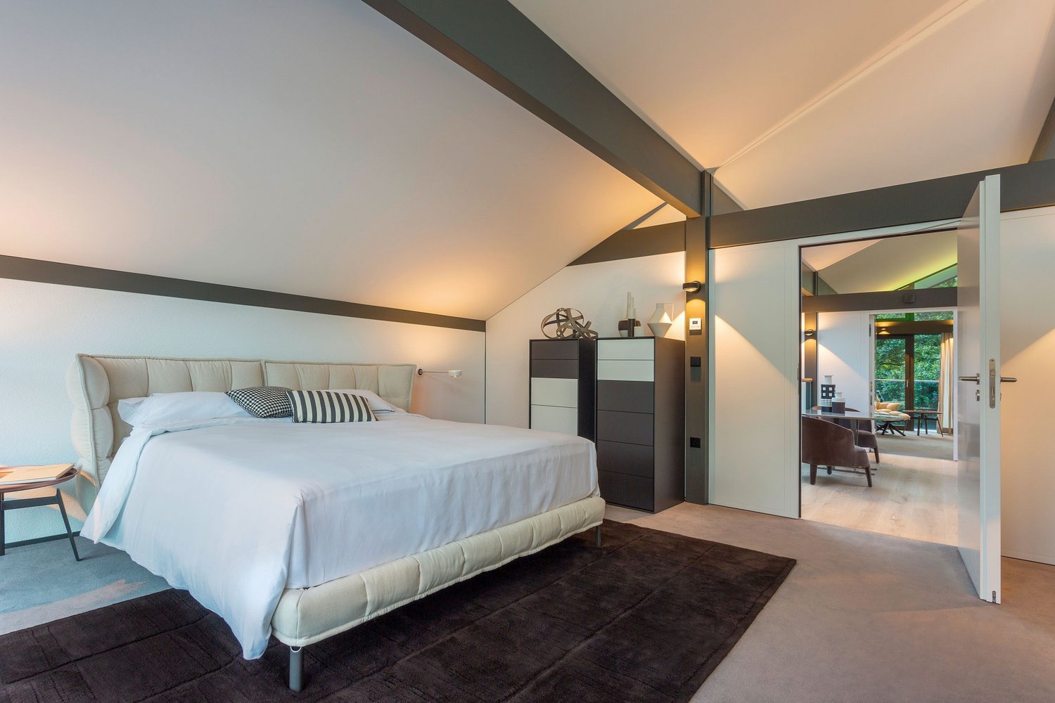 HUF show home London Brooklands 45 Helles Schlafzimmer mit Doppelbett und eleganter Einrichtung