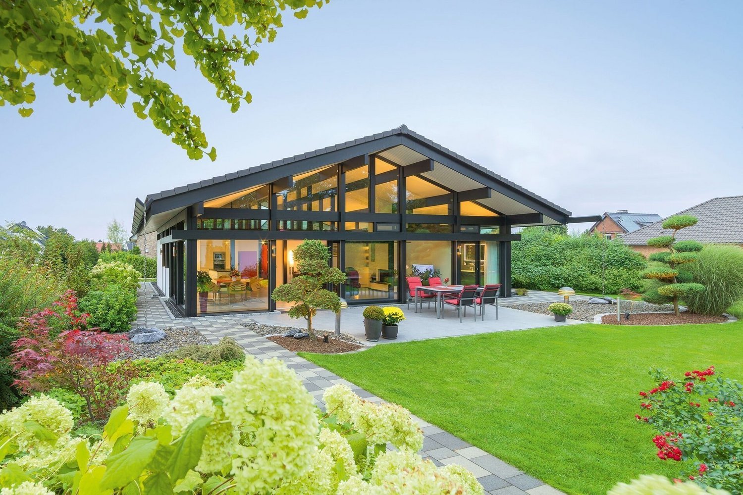 Stufenloses Bungalow-Wohnkonzept von HUF HAUS Moderne Bungalow-Wohnimmobilie mit großem Garten und Veranda