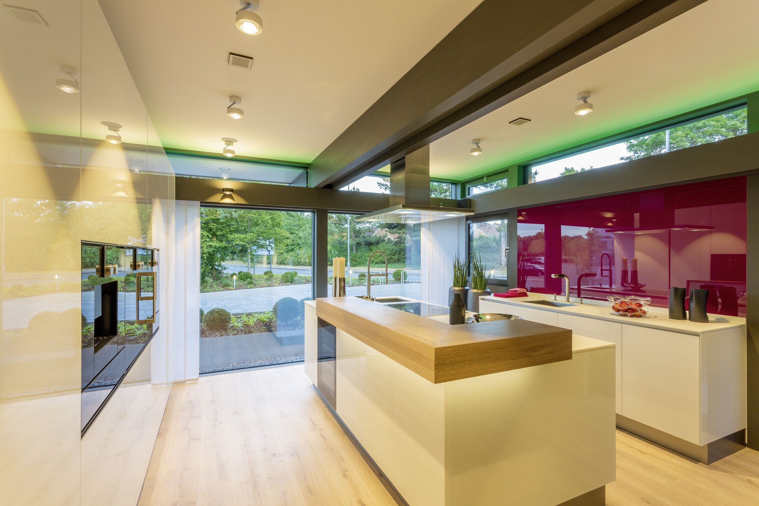 Helle, moderne Küche mit großzügigem Raum und Gartenblick