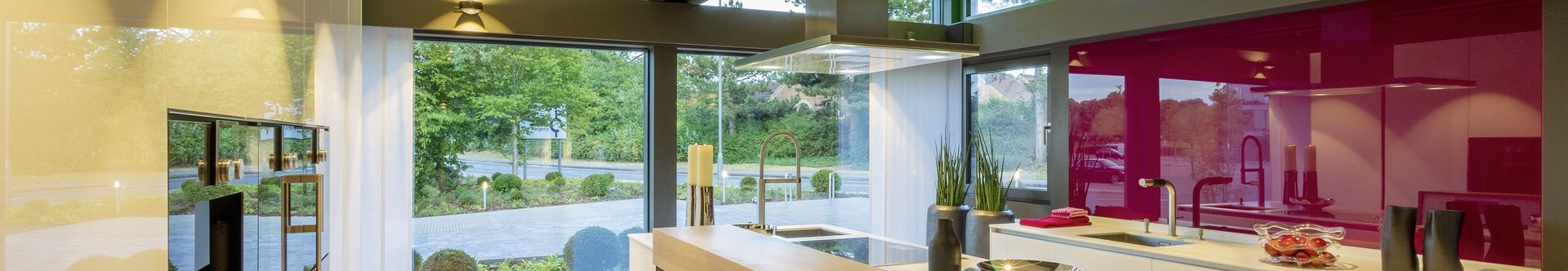 Helle, moderne Küche mit großzügigem Raum und Gartenblick