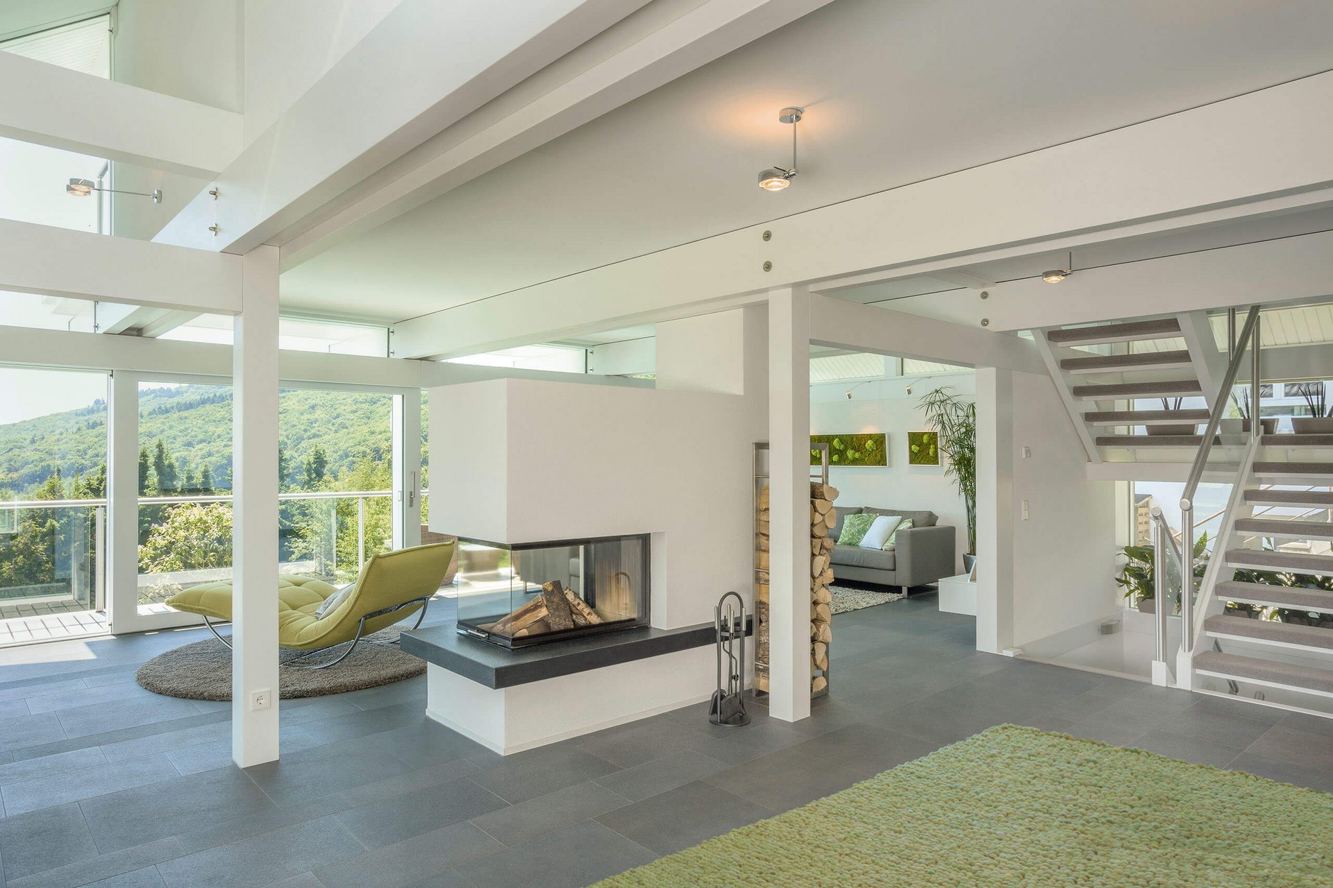 Moderne Wohnräume mit offenem Kamin und Balkon Helles und luftiges Interieur mit eleganter Einrichtung und Blick nach draußen