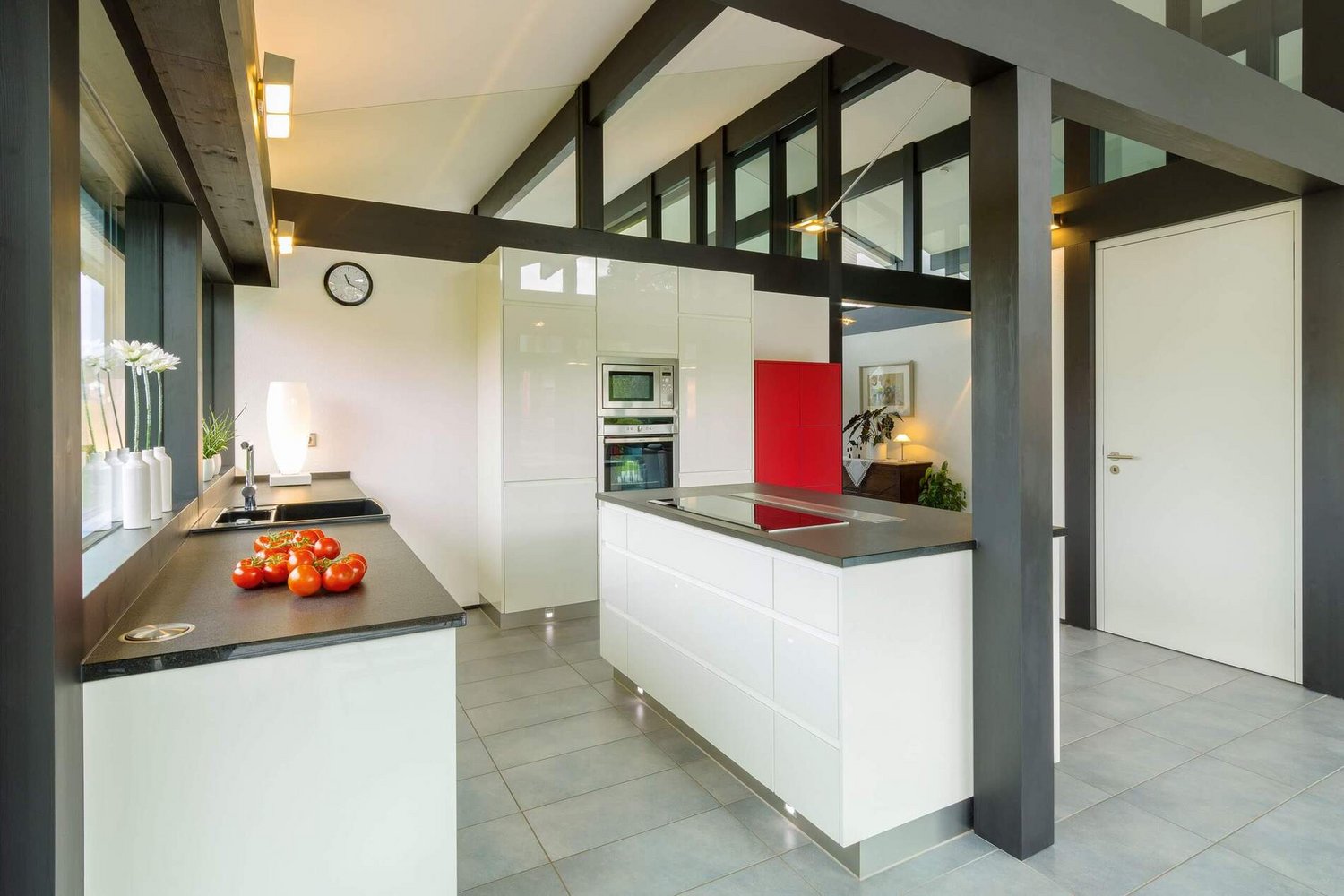 Barrierefreies Wohnen in modernen Bungalows HUF HAUS Bungalow-Küche mit modernen Geräten und eleganter Einrichtung