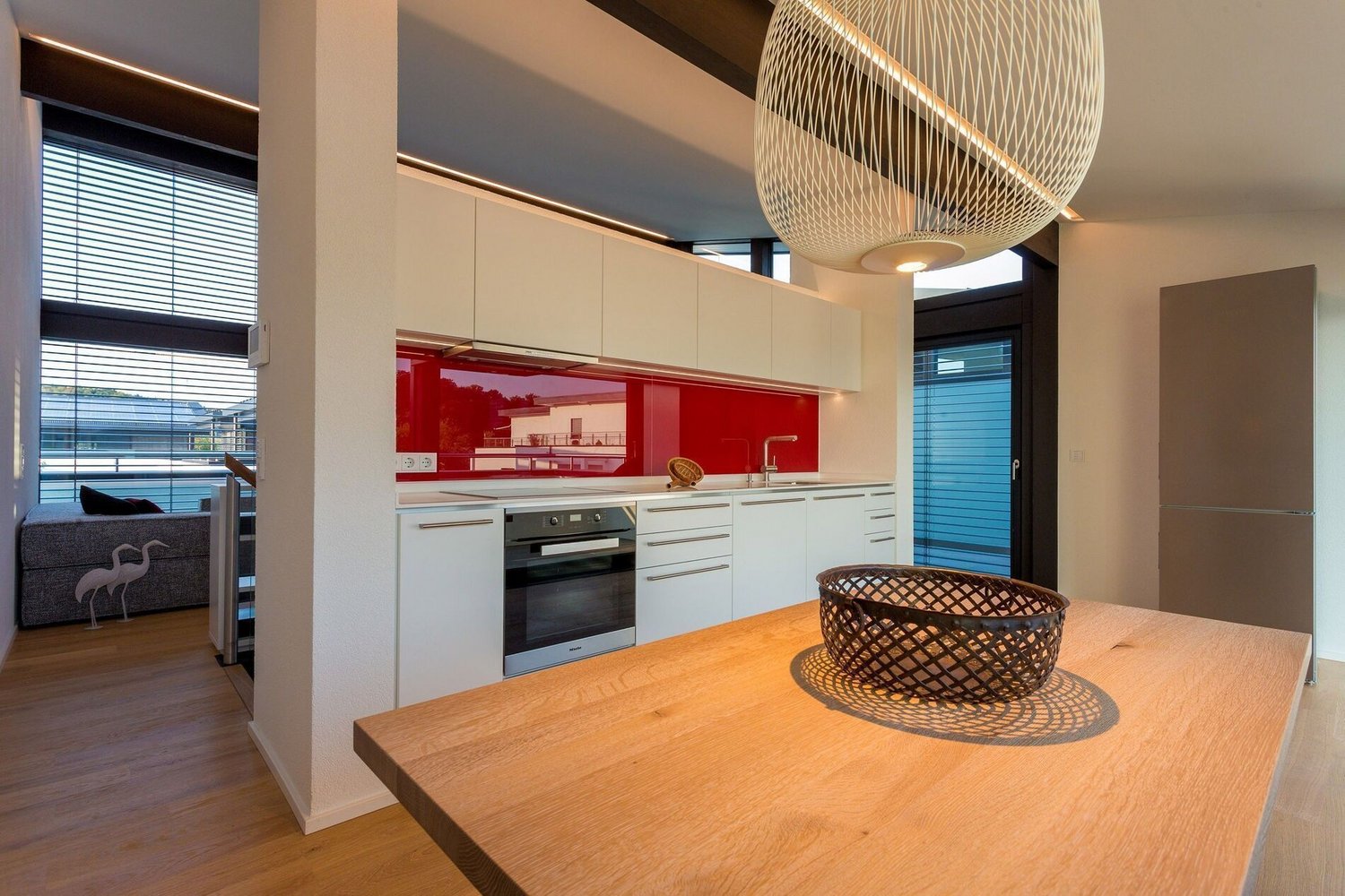 Modernes Architektenhaus mit eleganter Küche Innenansicht einer modernen Küche in einem Architektenhaus