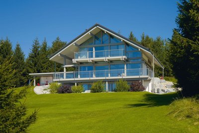 Architektenhaus mit großzügigen Glasflächen und eleganter Ausstattung