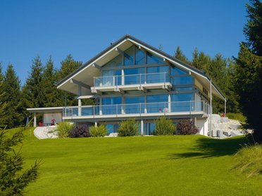 Architektenhaus mit großzügigen Glasflächen und eleganter Ausstattung