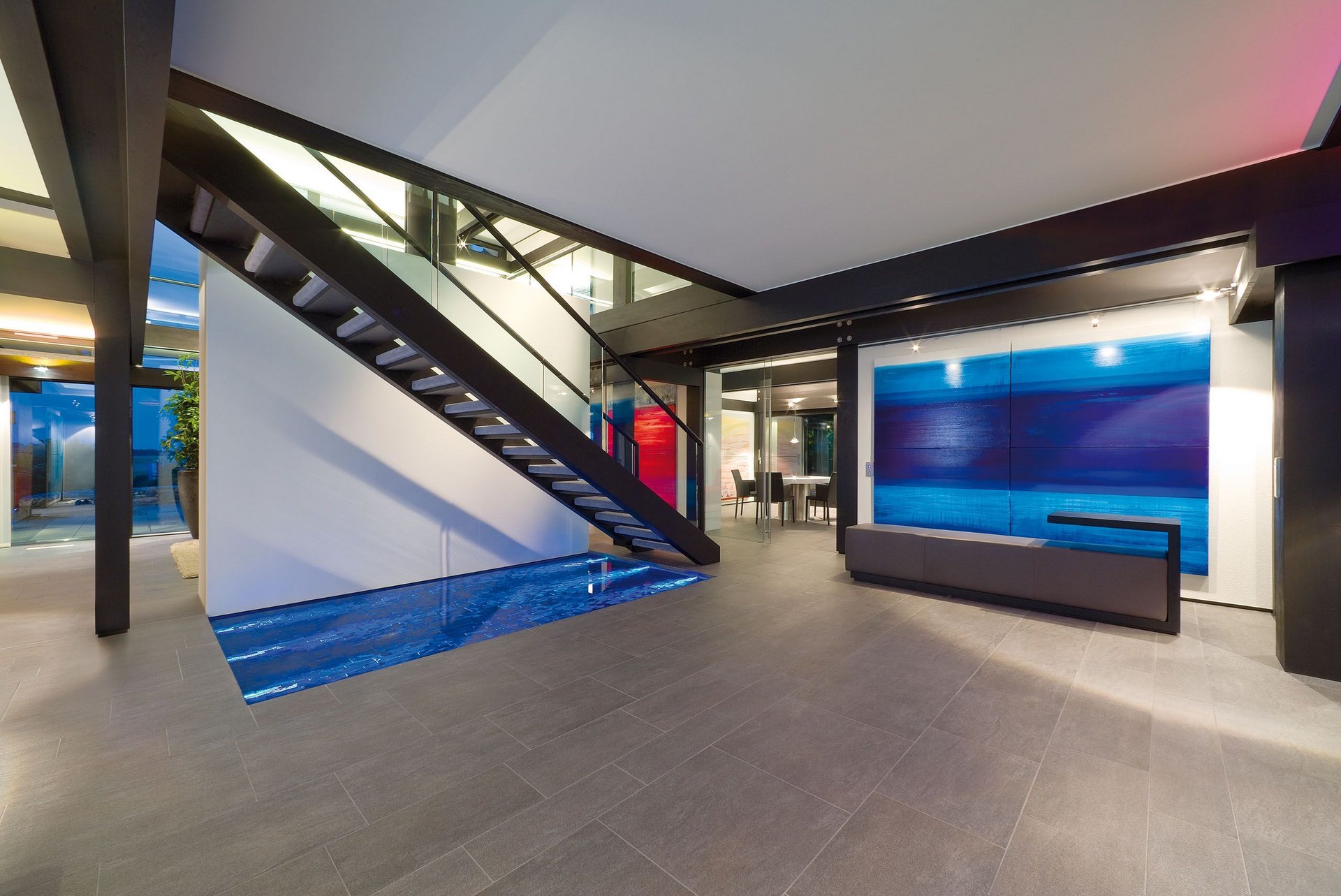 Eleganter Wohnbereich mit Treppe und modernem Kunstwerk