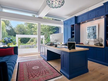 Moderne Architektur: HUF Architektenhaus mit Flachdach Heller Bürositz mit blauer Einrichtung und Blick in den Garten