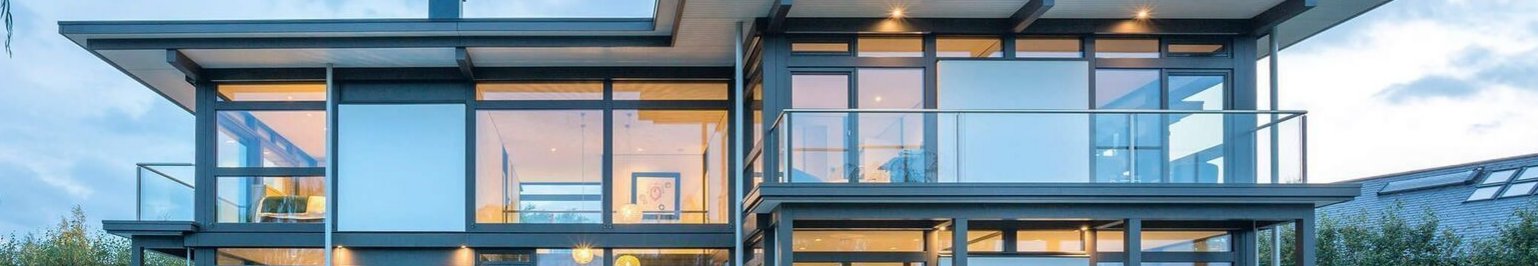 Elegantes modernes Haus mit Flachdach und großzügigen Glasflächen