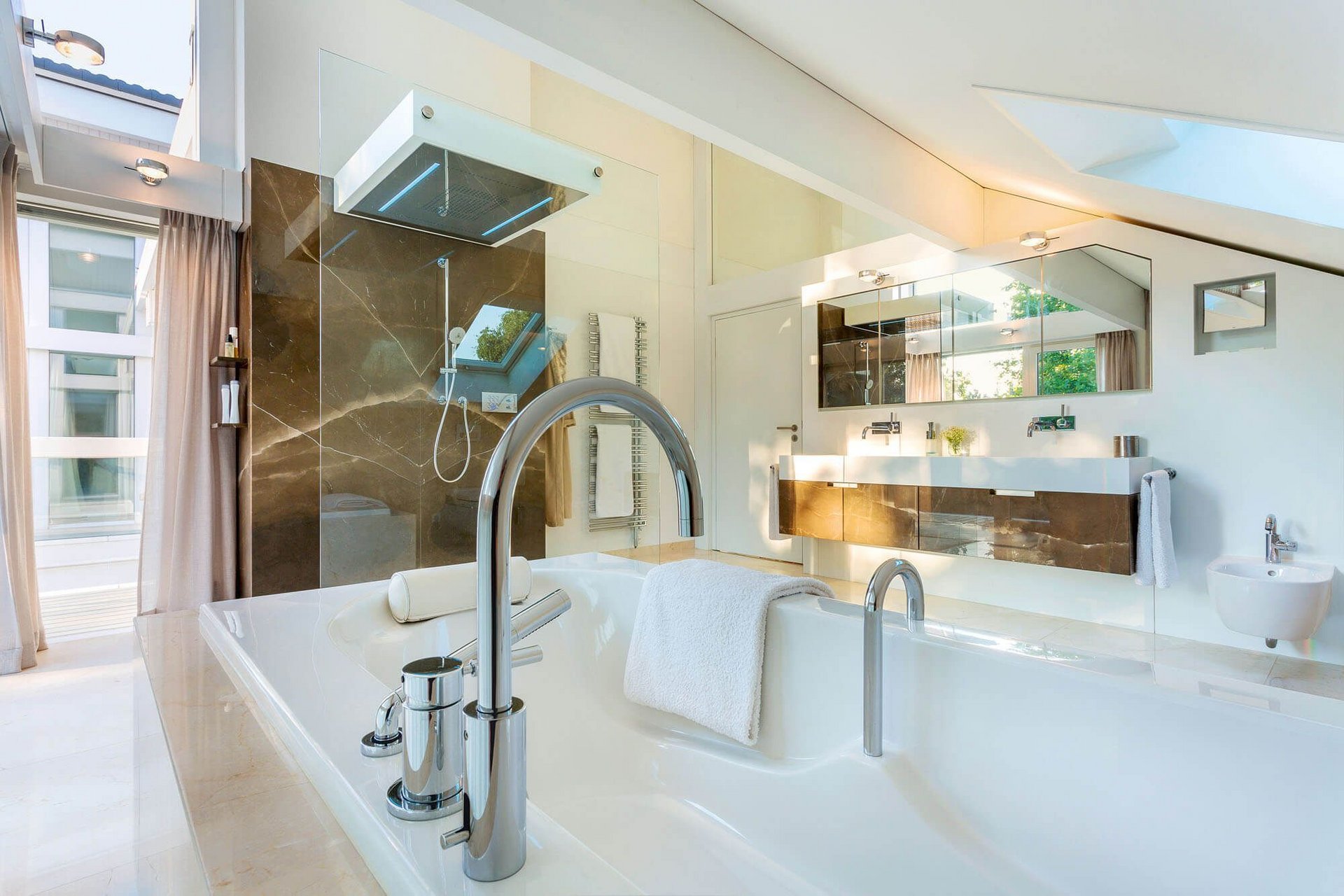 Elegantes Badezimmerdesign mit moderner Ausstattung und Fenstern