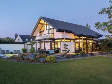 Herausragendes modernes Wohnhaus mit Glasfront und stilvollem Garten