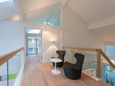 HUF Musterhaus Frankfurt weiss 33 Helle und moderne Wohnung mit Stühlen und Tisch im offenen Raum