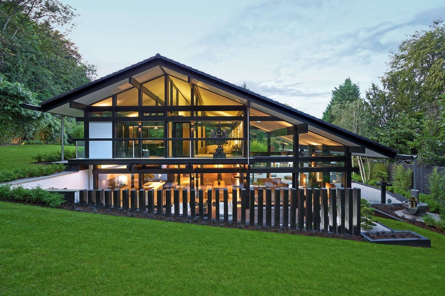 Moderne Architektur mit Doppelpultdach und Glasfassade Stilvolles HUF Haus mit großzügiger Glasfassade und Außenpool