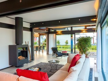 Helles und einladendes Wohnzimmer mit modernen Möbeln und Terrasse