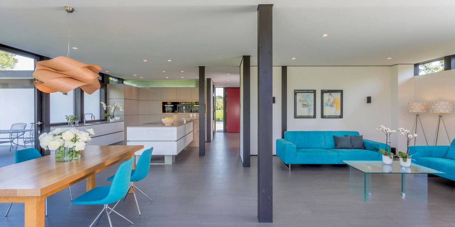 HUF house modum 810 18 Helles Wohnzimmer mit offener Küche und modernem Design