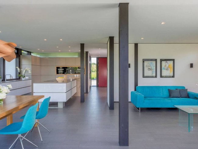 Helles Wohnzimmer mit offener Küche und modernem Design
