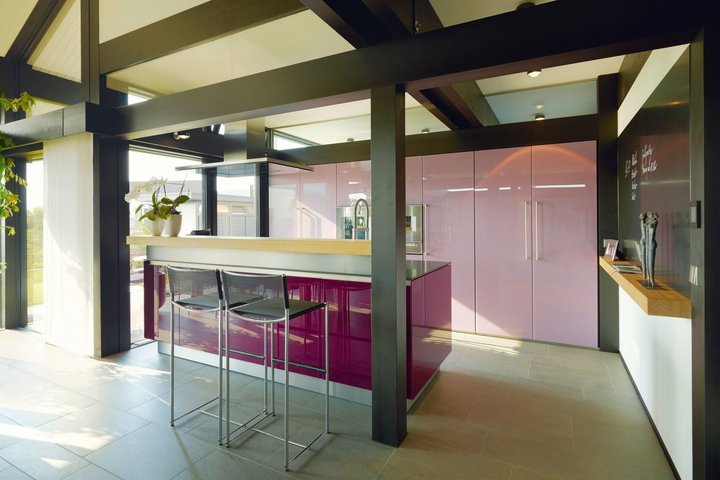 Moderner Innenraum eines Architektenhauses Küche mit stilvollem Design und modernen Möbeln in einem Architektenhaus