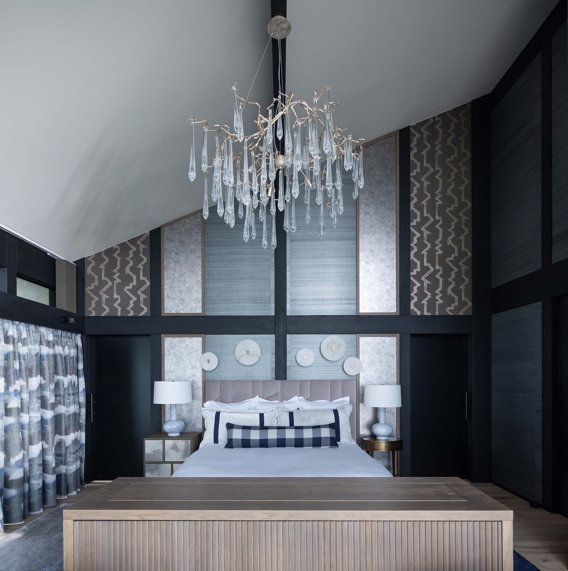 Stylisches Schlafzimmer mit Bett, modernen Lampen und Kronleuchter