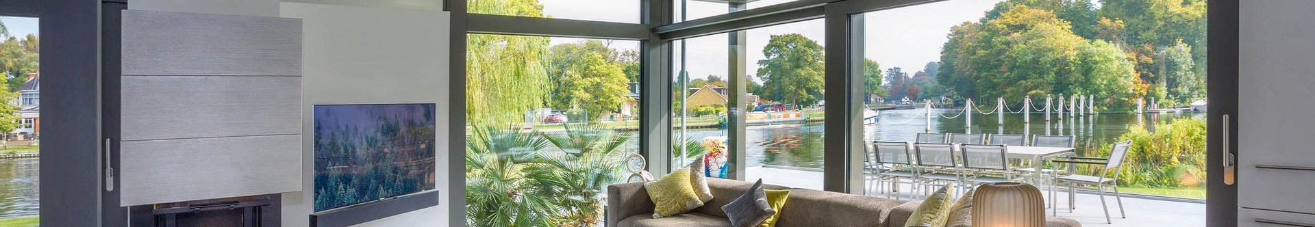 Stilvolles Wohnzimmer mit großen Fenstern und eleganter Einrichtung