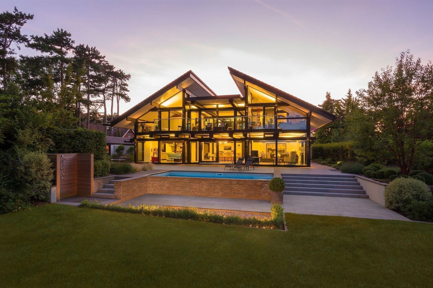 Moderne Architektur vereint mit Naturlandschaft Elegantes Haus mit großen Fenstern und Pool in der Natur