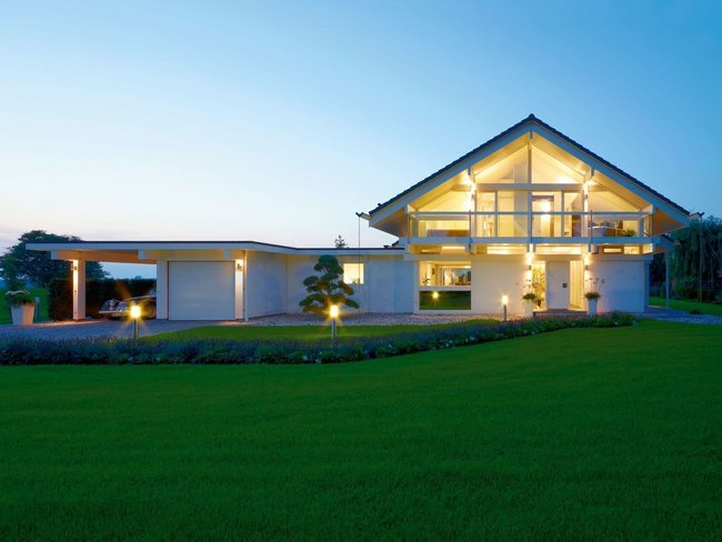 Moderne Architektur eines Fachwerkhauses mit Landschaftsbeleuchtung