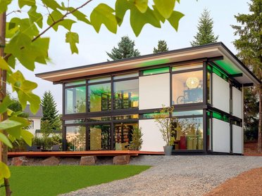 HUF modum Flachdach ebenholz 18 Preview des modernen Fachwerkhauses mit Flachdach in der Natur