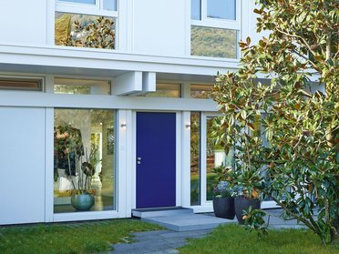 Modernes HUF Flachdach mit eleganter Architektur Hausfassade des HUF Flachdachs mit modernem Design und Garten