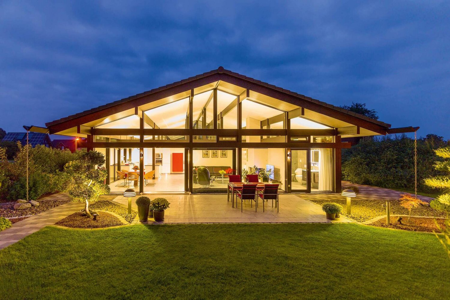 Modernes Bungalow-Wohnkonzept von HUF HAUS Ein stufenloses Bungalow-Wohnkonzept in einer eleganten Umgebung