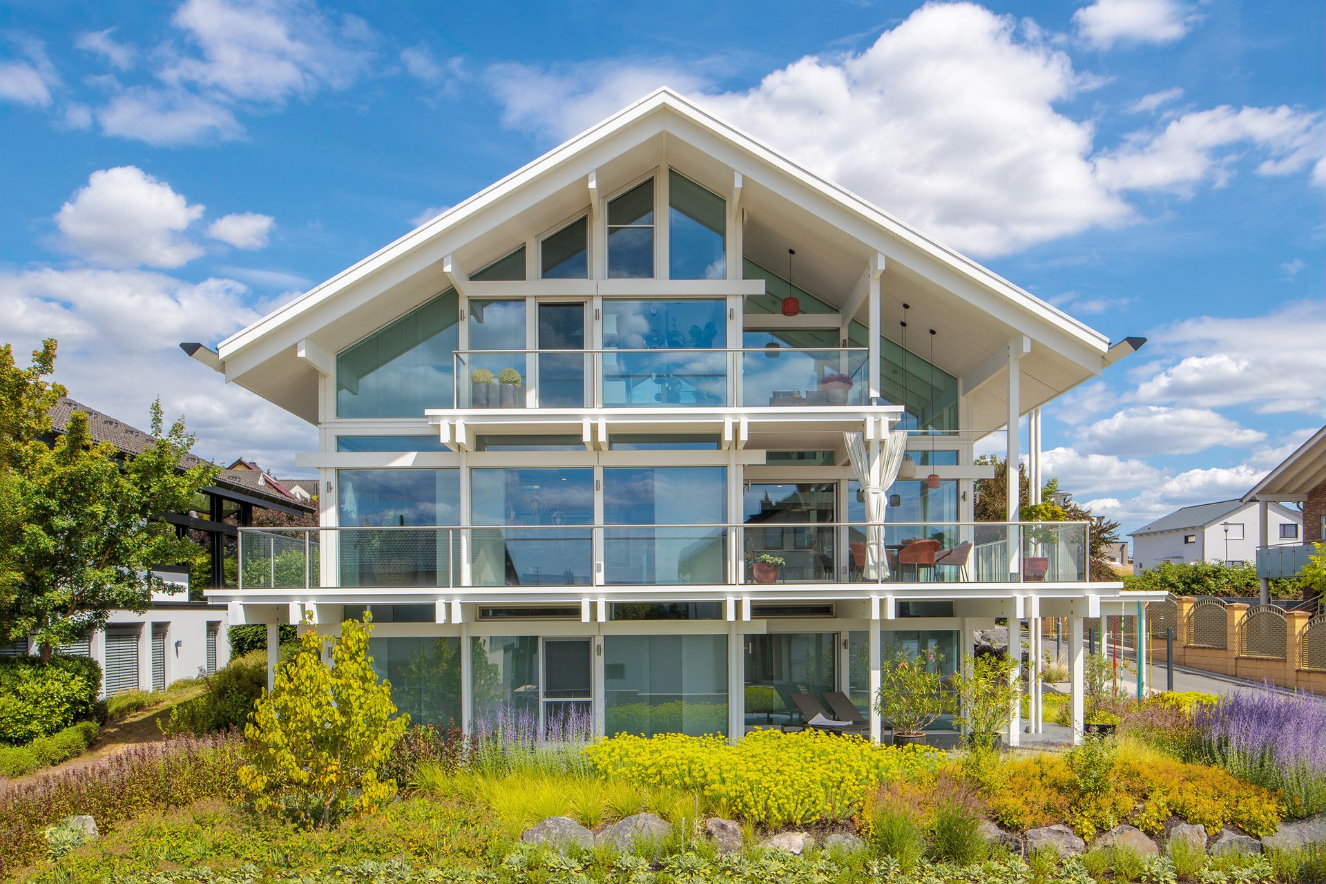 Modernes Fachwerkhaus in hoher Qualität Ein modernes Fachwerkhaus mit großen Fenstern und Gartenlandschaft