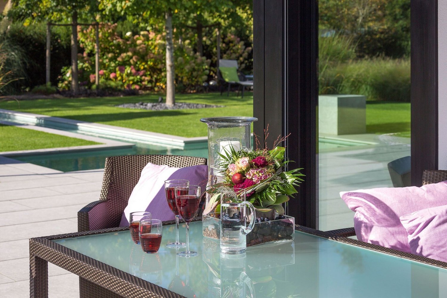 Transparentes Fachwerkhaus mit Garten und Panorama Modernes Wohnambiente mit Glas und Holz im Garten mit Blick auf das Panorama