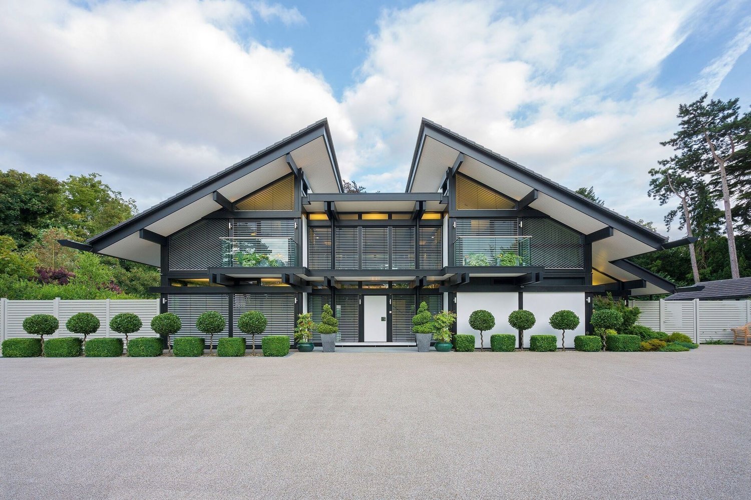 Moderne Architektur mit großzügiger Verglasung Futuristisches Haus mit Sichtachsen und grüner Umgebung