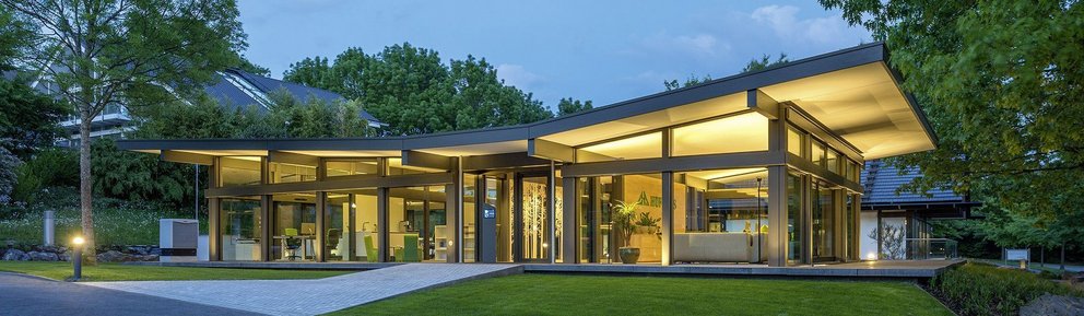 Helles modernes Gebäude mit elegantem Design und Gartenlandschaft