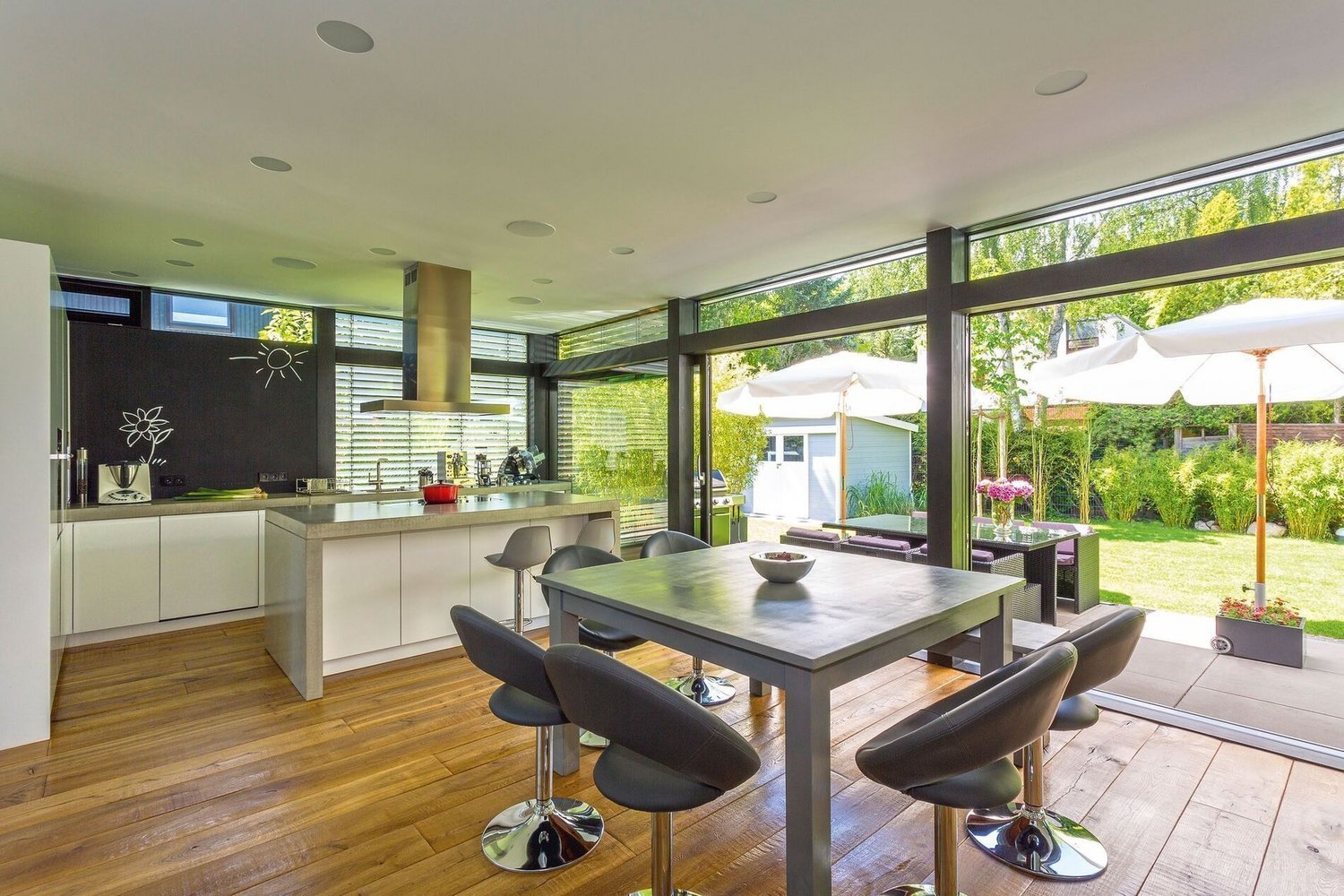 Gemütliches Architektenhaus mit stilvoller Küche Helle Küche in einem stilvollen Familienhaus mit Blick auf den Garten