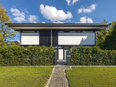 Fassade eines modernen, lichtdurchfluteten Architektenhauses