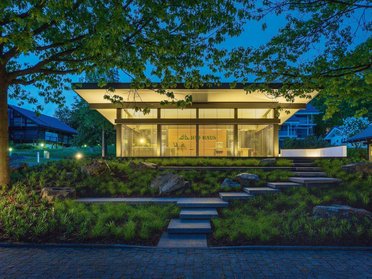 Stilvolle Architektur mit Glasfassade und umgebendem Grün