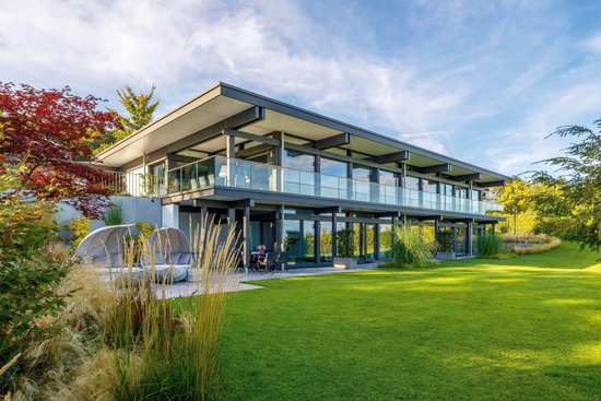 Maximale Transparenz im HUF HAUS mit Flachdach Modernes HUF HAUS mit großflächigen Fenstern und Flachdach.