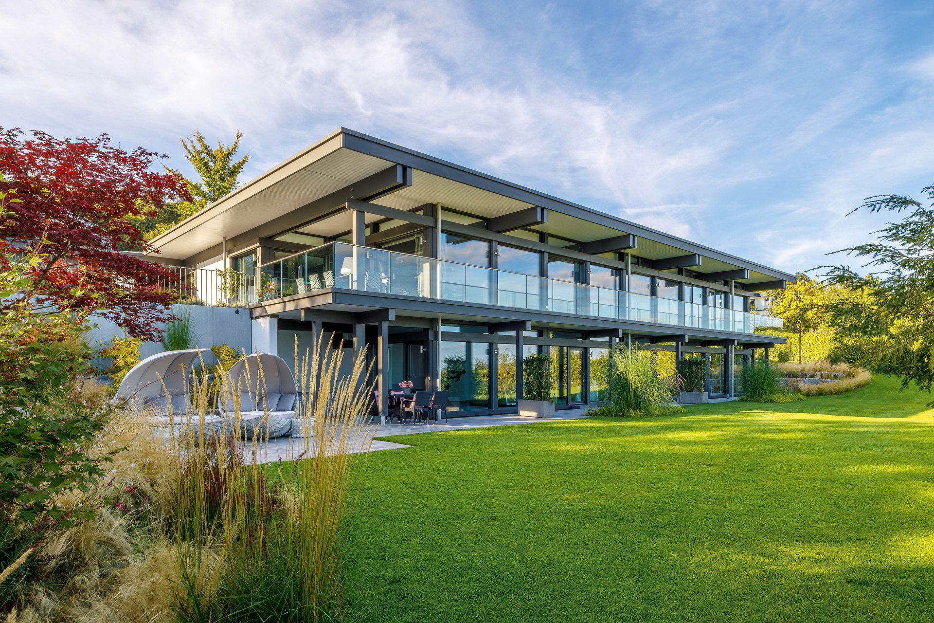 Maximale Transparenz im HUF HAUS mit Flachdach Modernes HUF HAUS mit großflächigen Fenstern und Flachdach.